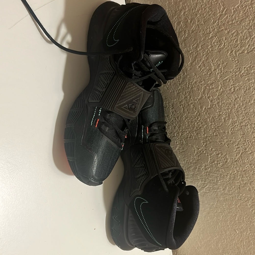 Kyrie basketball shoes- only worn once. Men’s size 10 great near new condition.